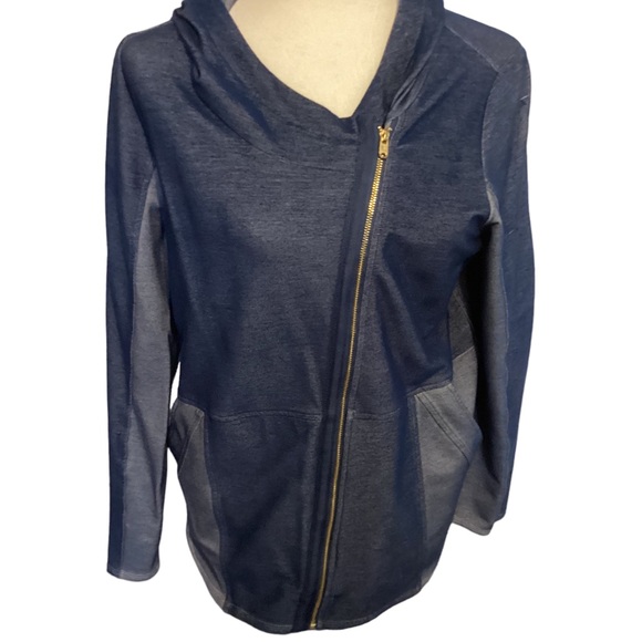 Jackets & Blazers - Chicos Zenergy ZipFront Jacket in Denim size 1 EUC